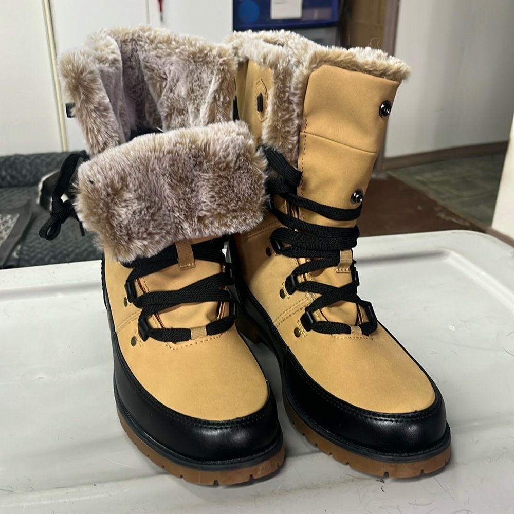 Ozark Trail women’s boots size9